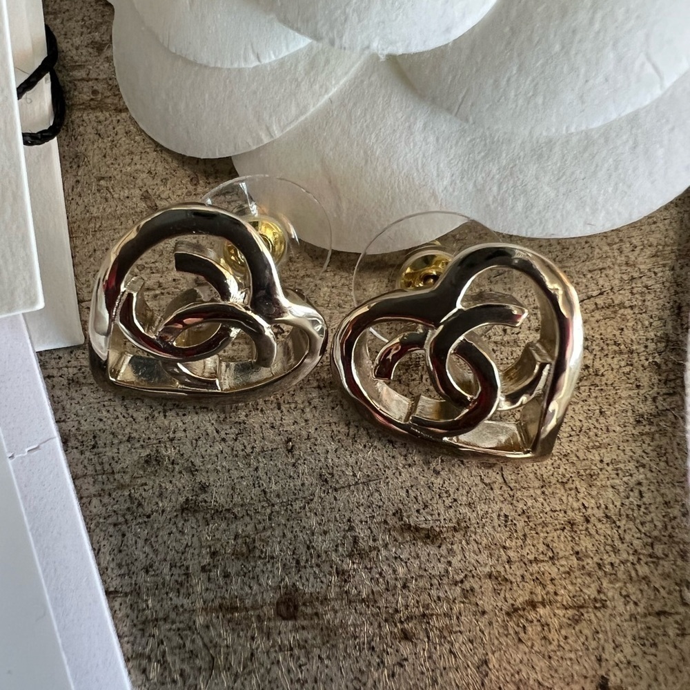 CHANEL 22P Metal Gold-tone Heart Earrings - Picture 10 of 11